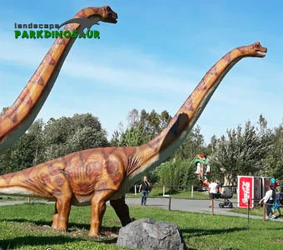 Estátua de dinossauro em tamanho natural